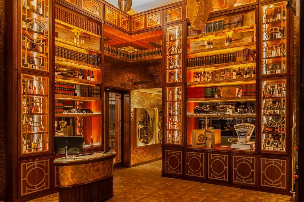 Wine & Books Lisboa Hotel 외부 사진 The interior of the Harry Potter store at Platform 9¾ at King's Cross