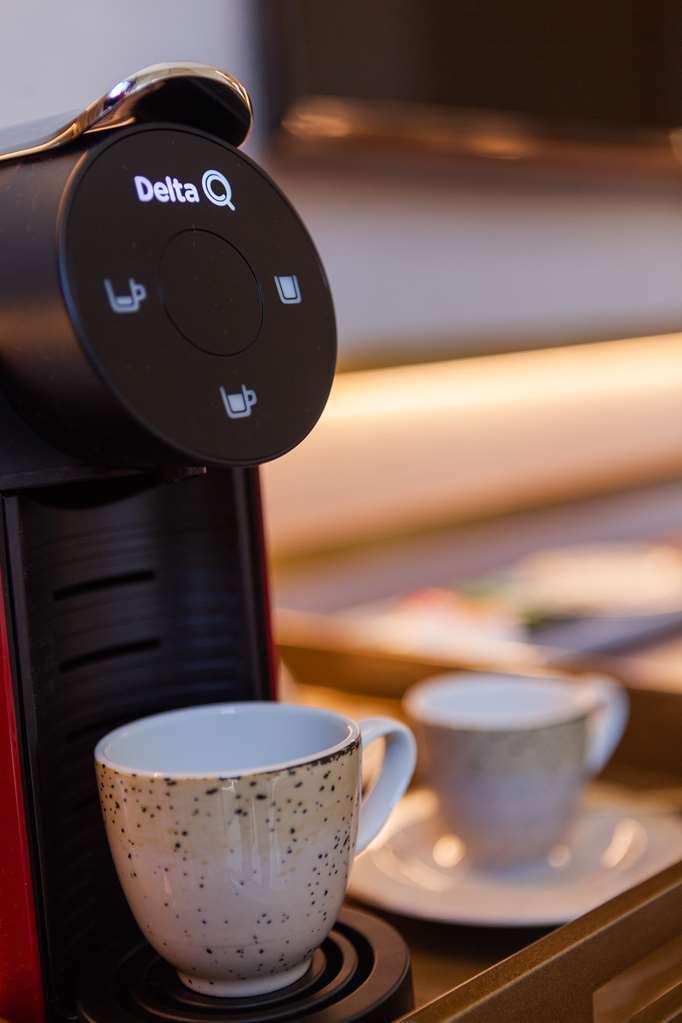Wine & Books Lisboa Hotel 객실 사진 A single serve coffee machine
