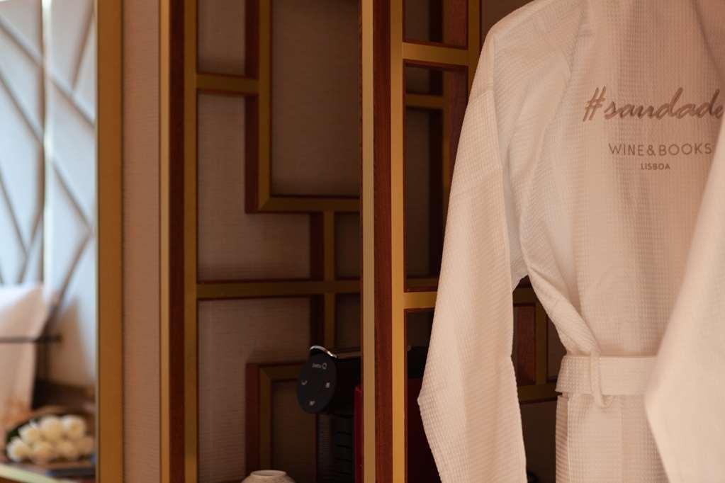 Wine & Books Lisboa Hotel 객실 사진 A bathrobe