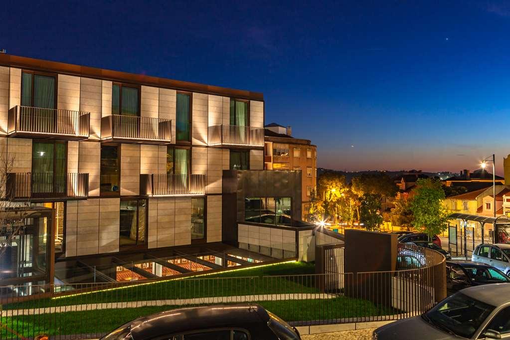 Wine & Books Lisboa Hotel 외부 사진 The complex at night