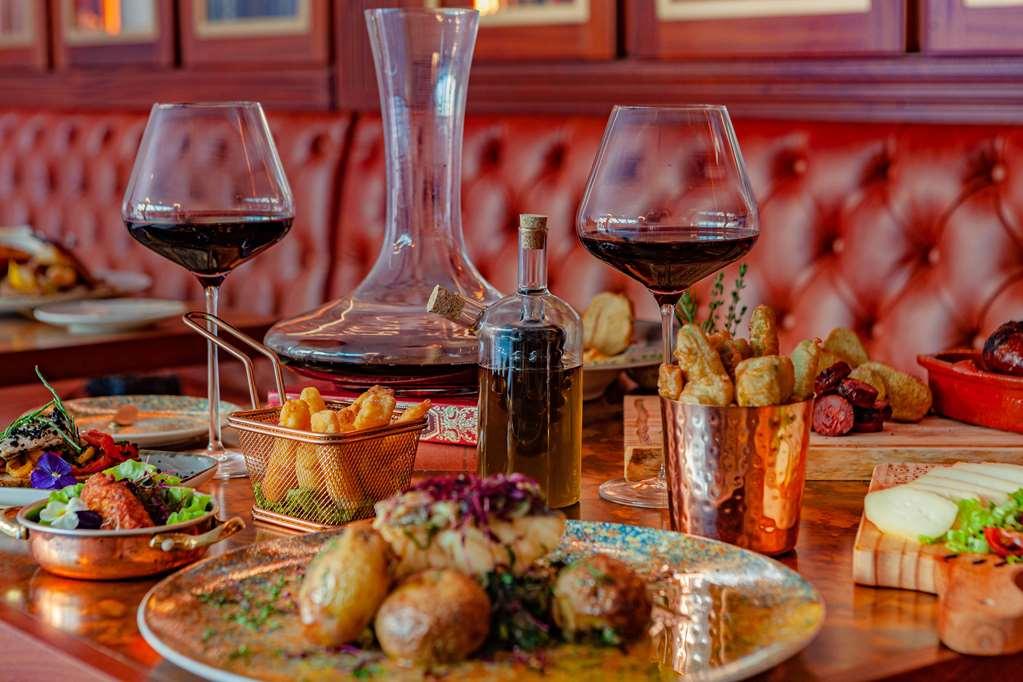 Wine & Books Lisboa Hotel 레스토랑 사진 A wine decanter