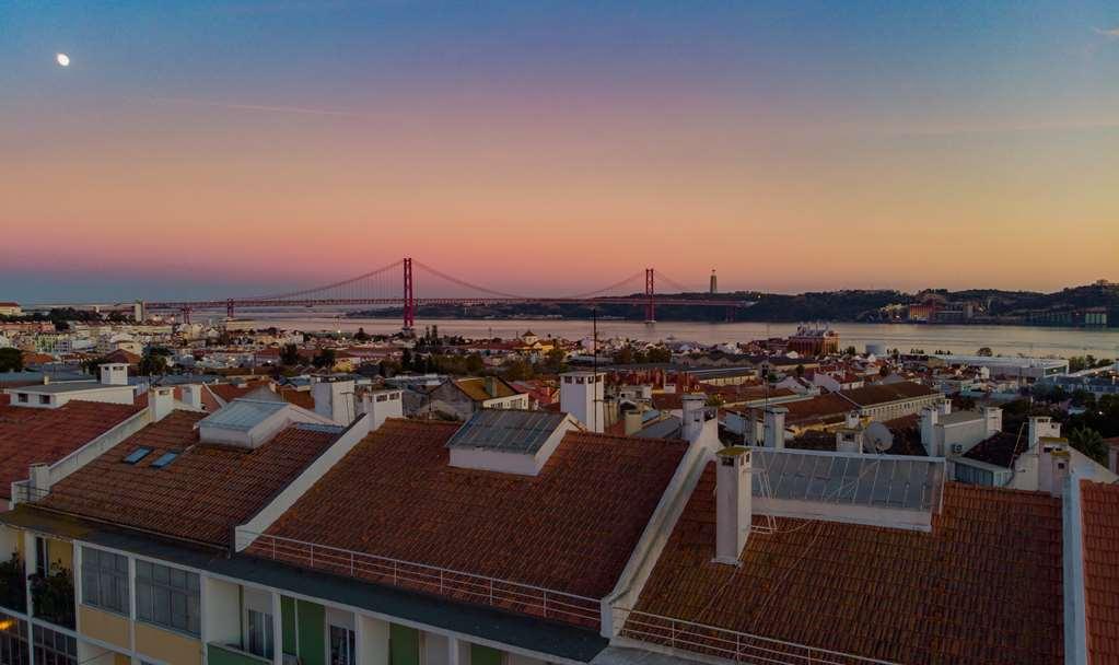 Wine & Books Lisboa Hotel 시설 사진 View of the roofs of the houses of the parish of Santo Estêvão.