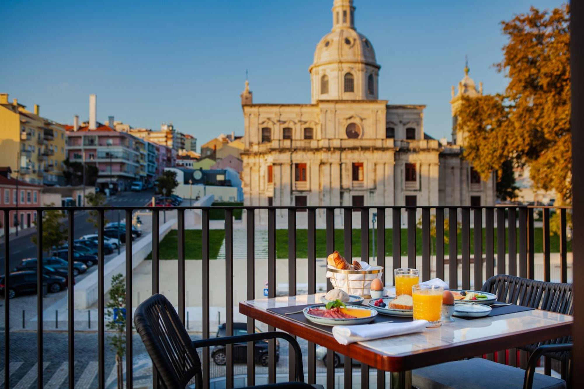 Wine & Books Lisboa Hotel 외부 사진 Breakfast at the hotel