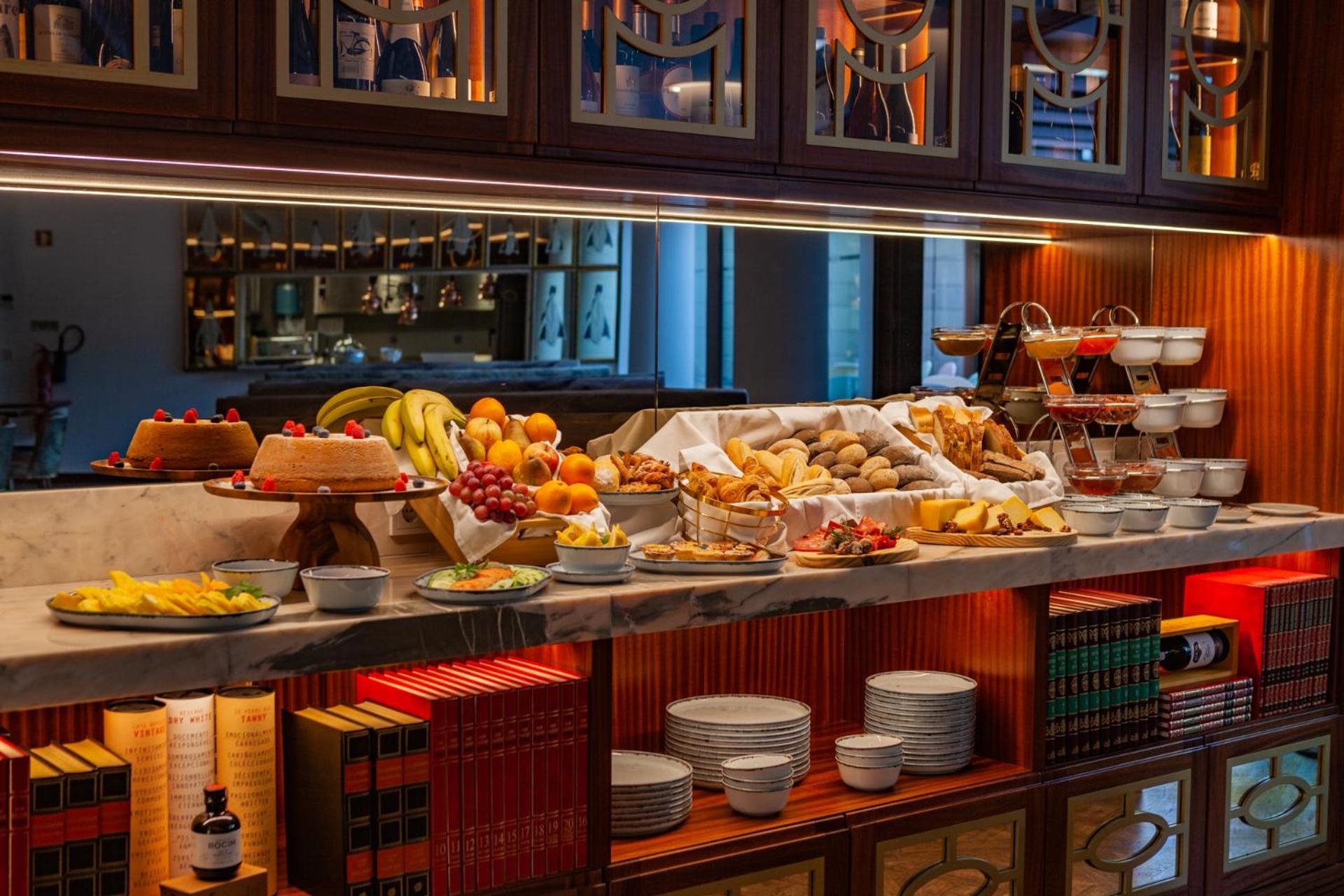 Wine & Books Lisboa Hotel 외부 사진 A buffet at a restaurant