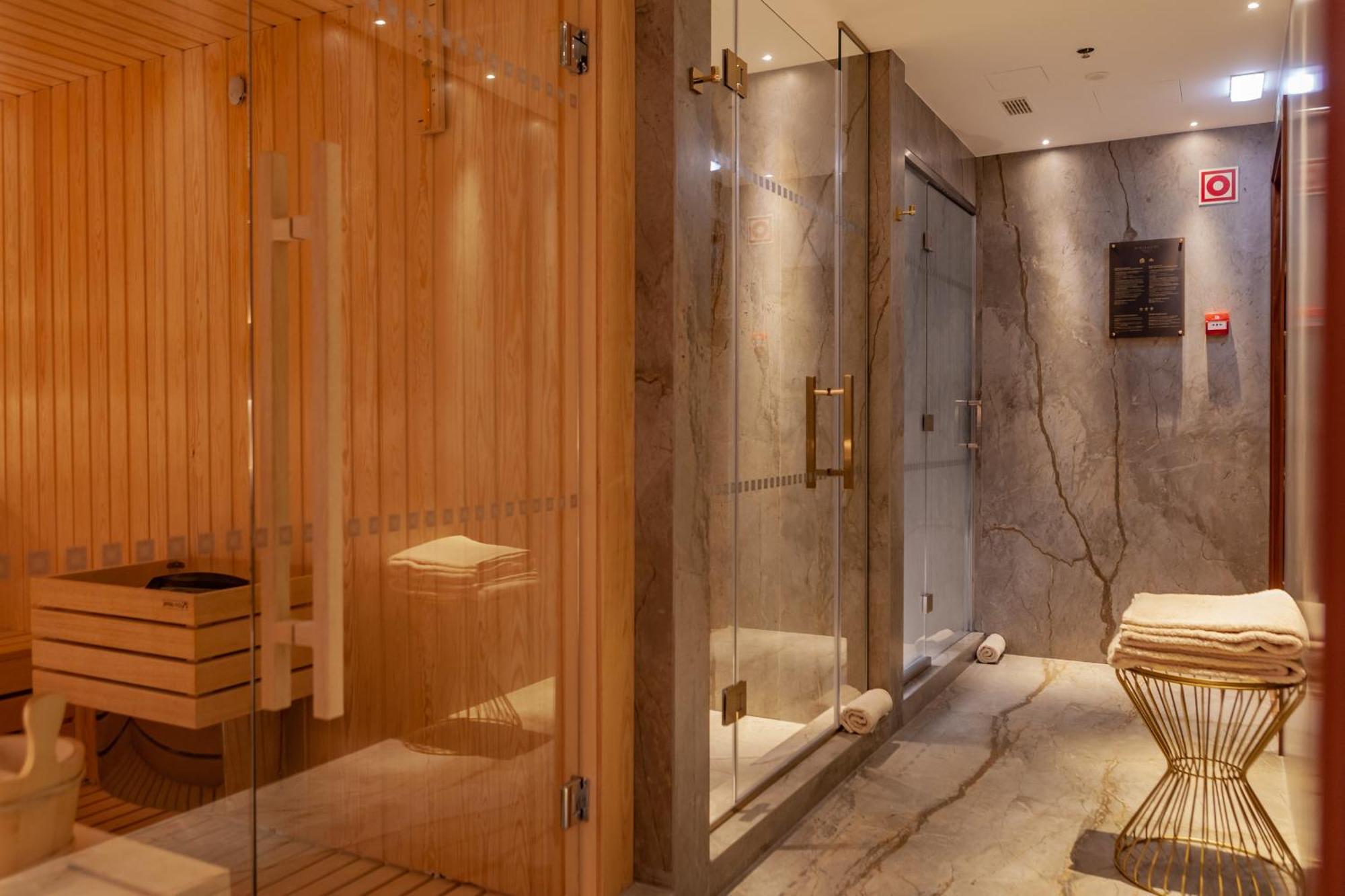 Wine & Books Lisboa Hotel 외부 사진 A shower room