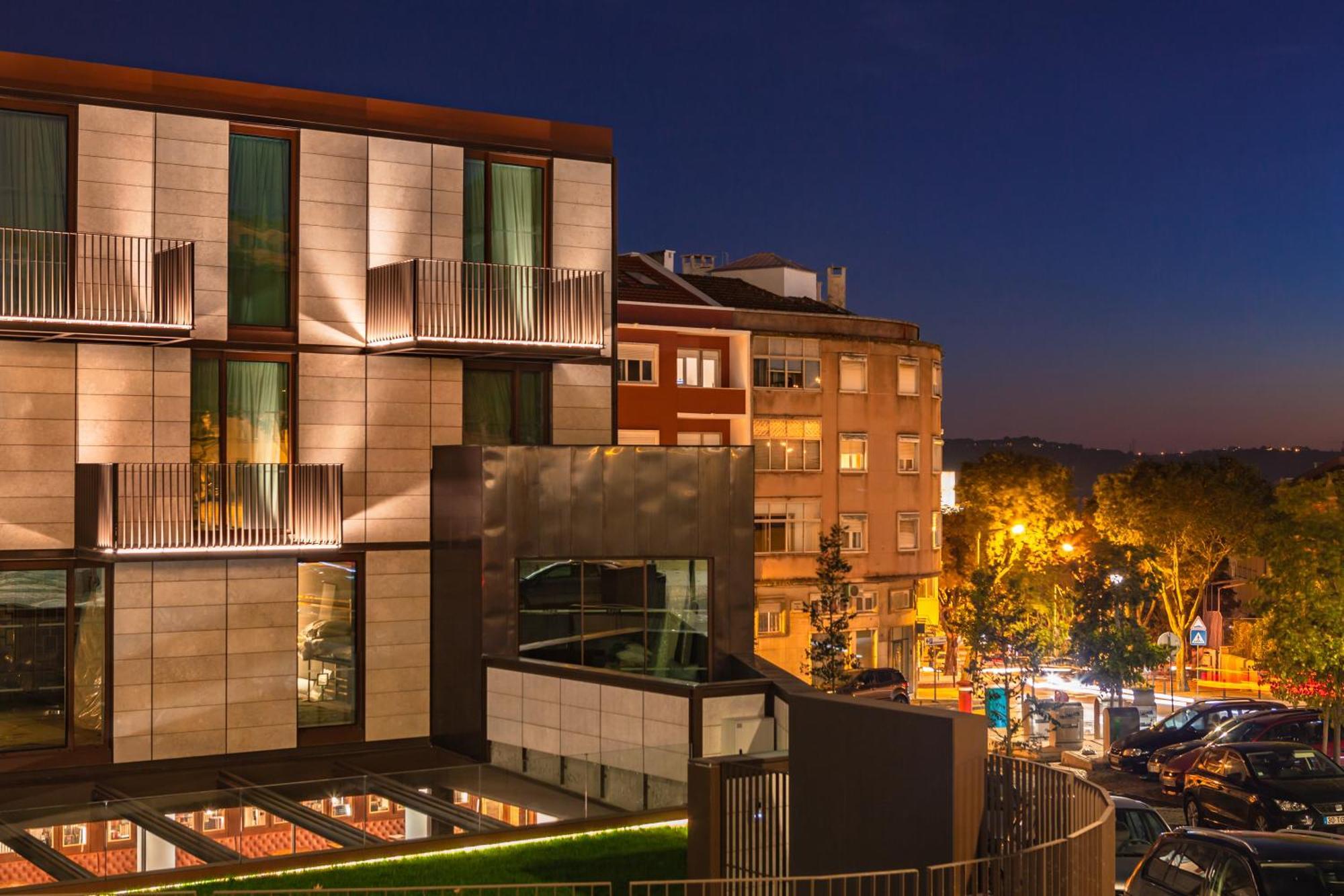 Wine & Books Lisboa Hotel 외부 사진 The hotel at night