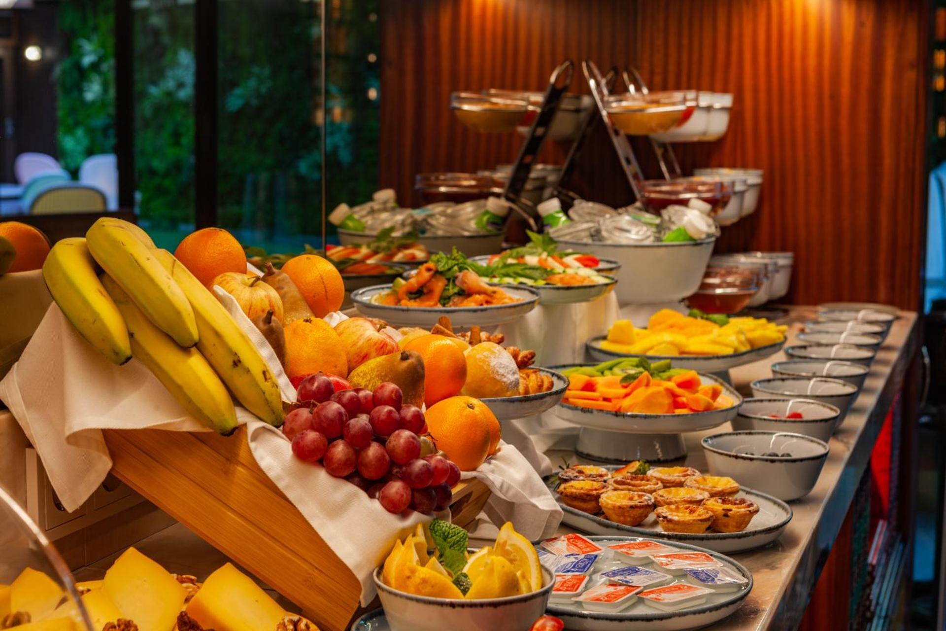 Wine & Books Lisboa Hotel 외부 사진 A buffet at a hotel