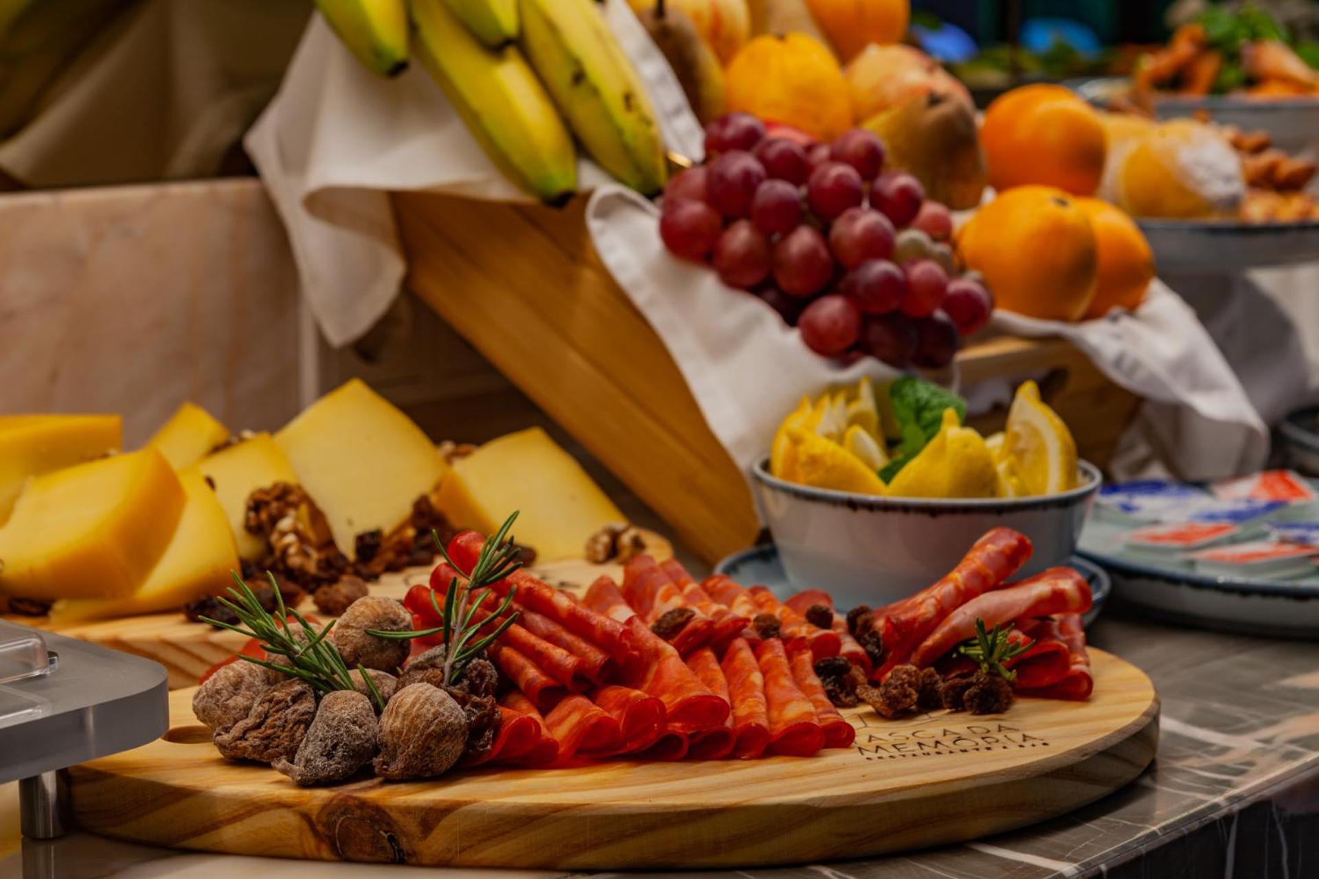 Wine & Books Lisboa Hotel 외부 사진 A selection of fruit and cheese