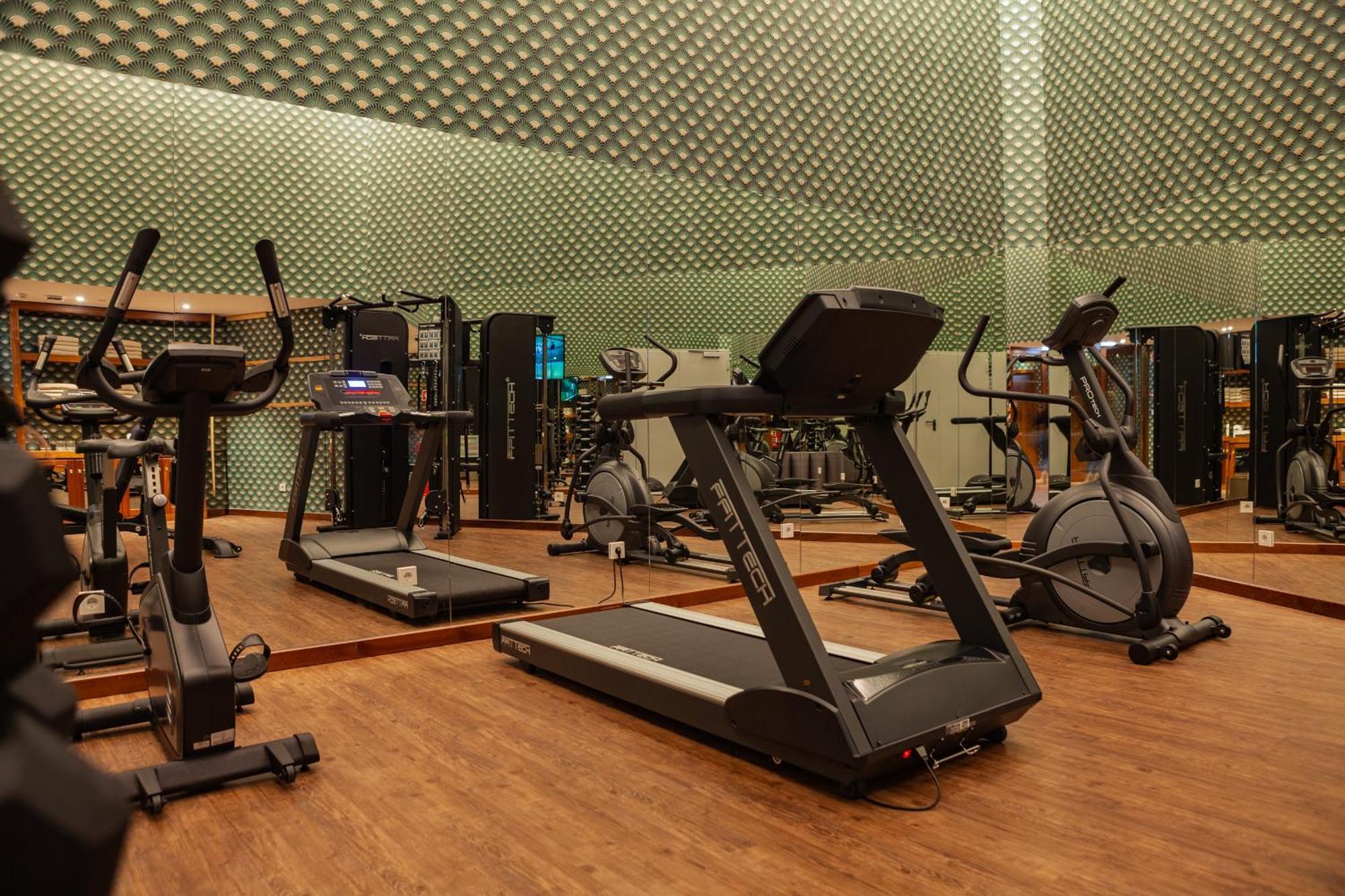 Wine & Books Lisboa Hotel 외부 사진 A gym in a hotel