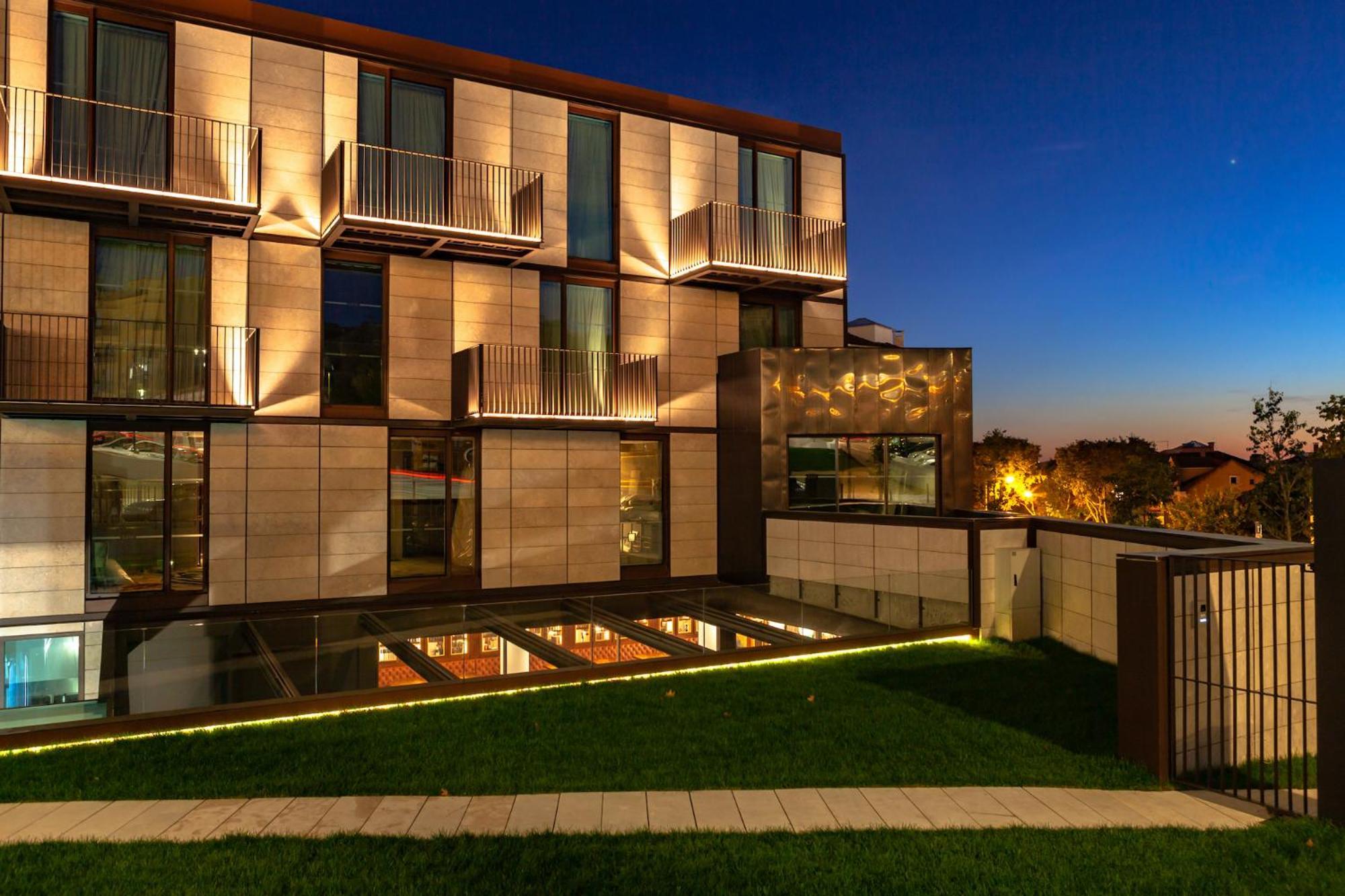 Wine & Books Lisboa Hotel 외부 사진 The hotel at night