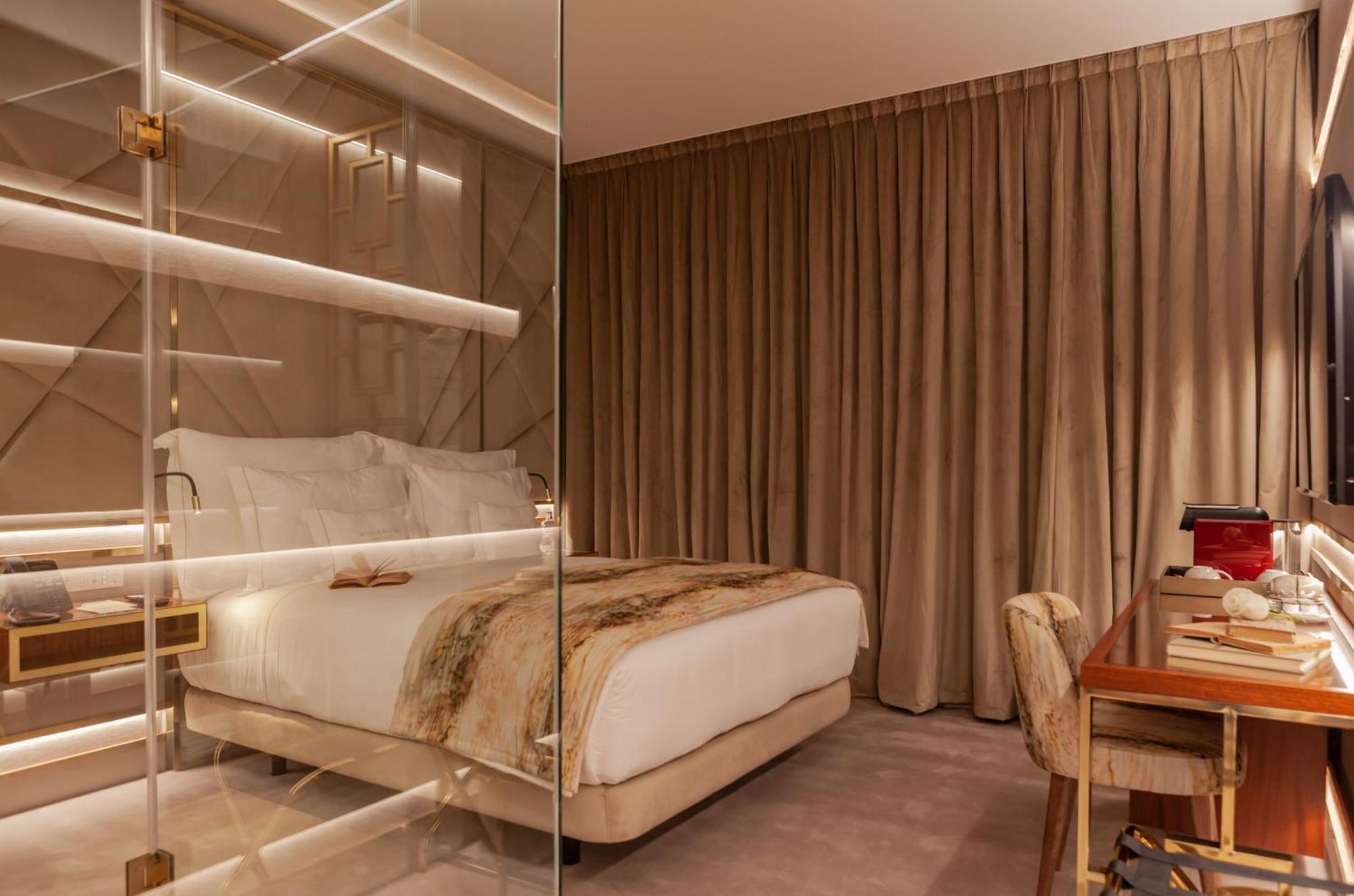 Wine & Books Lisboa Hotel 객실 사진 A bedroom at the hotel